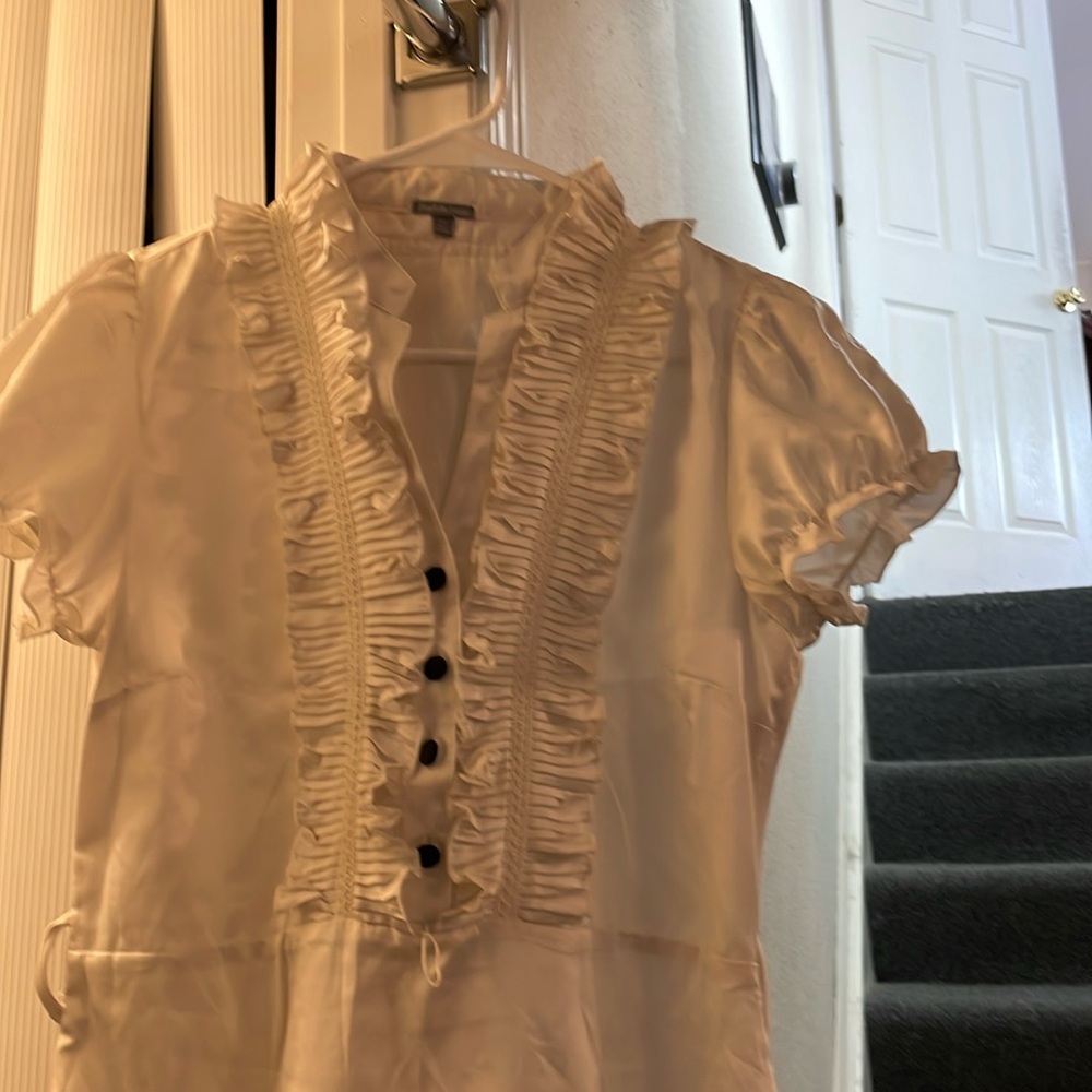 Pretty blouse with buttons at the top